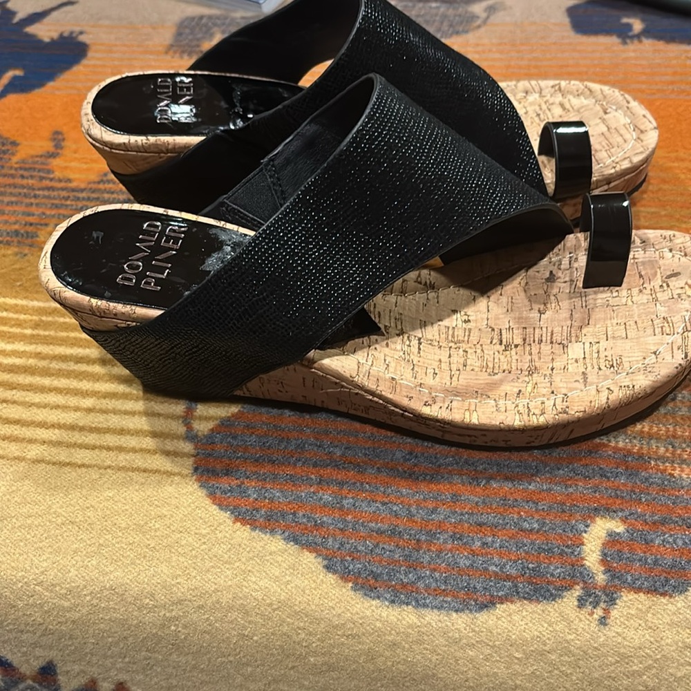 Donald J. Pliner Black and Tan Women's Sandals NWOT - Picture 3 of 7